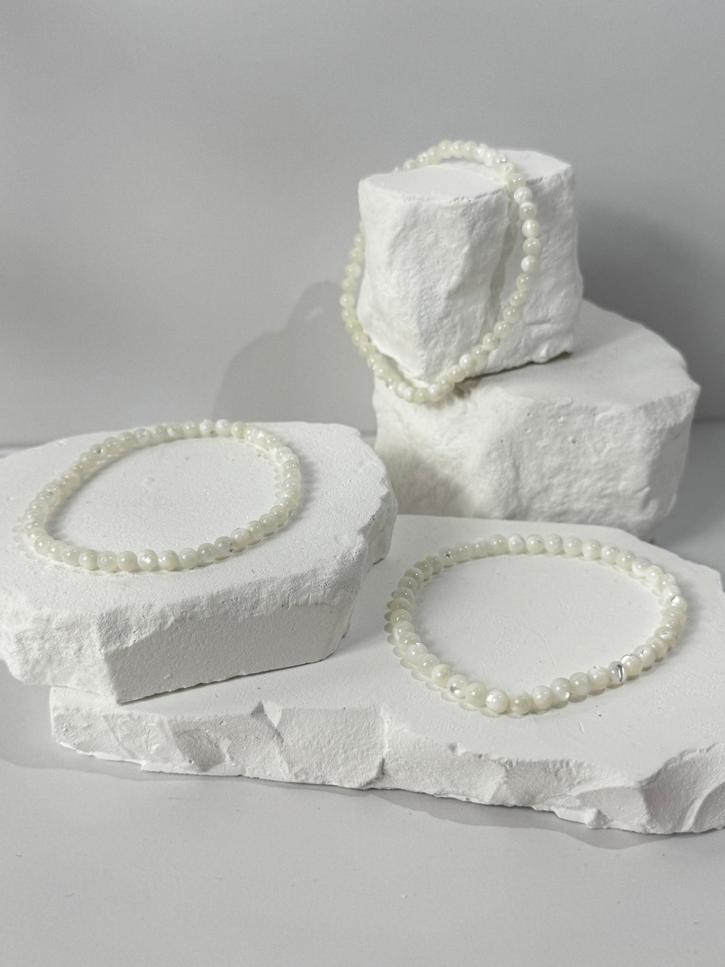 Weiße Muschel (Perlmutt) Armband – „Wenn du Geborgenheit, Selbstfürsorge und intuitive Sanftheit suchst“