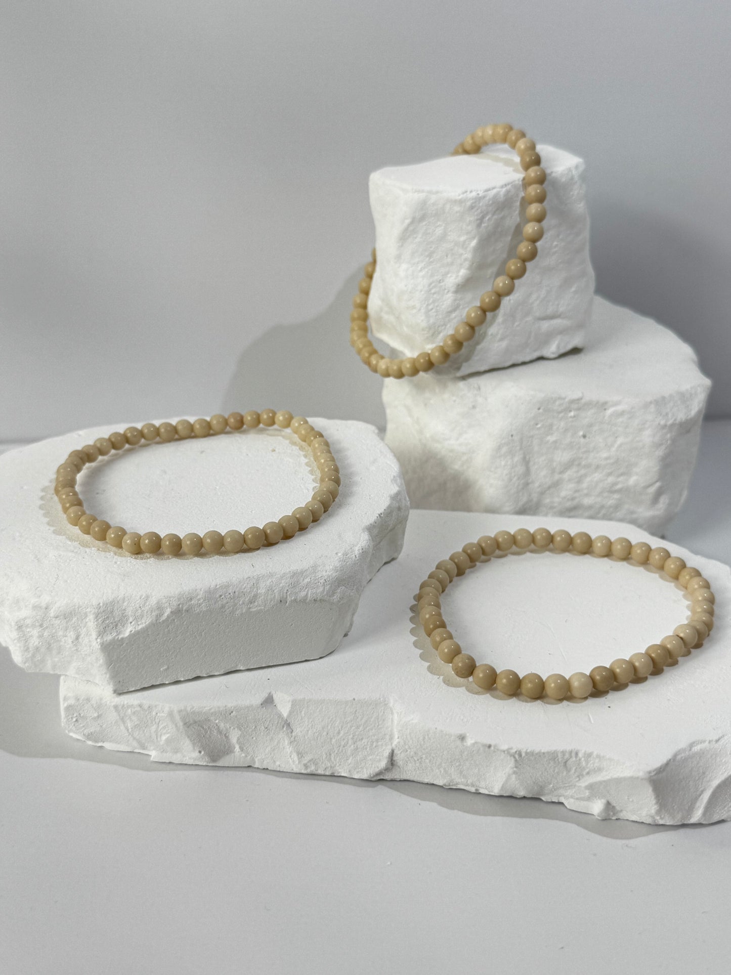 Weißes Versteinertes Holz Armband – „Wenn du in stürmischen Zeiten Ruhe und Erdung suchst“