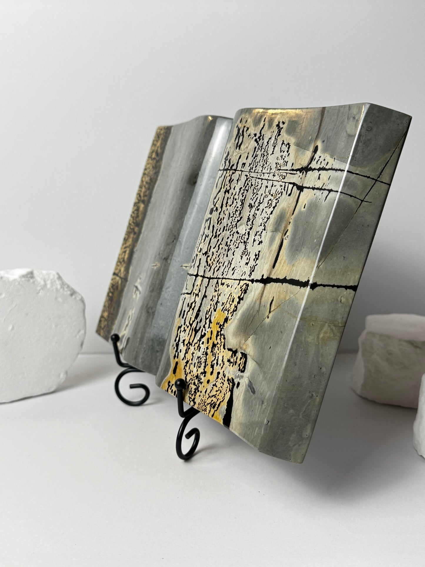 Picture Stone - Buch Carving