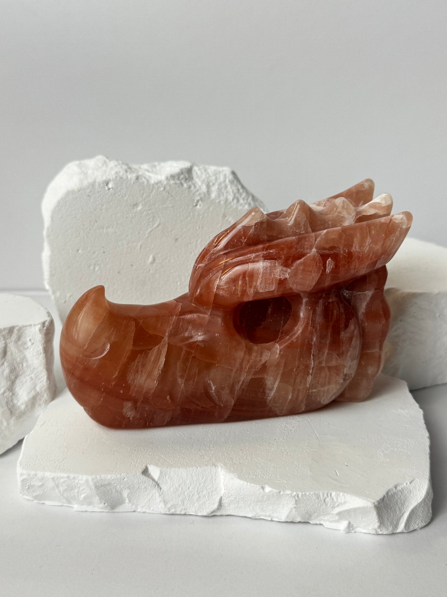 Pinker Karibischer Kalzit – Drachenkopf Carving