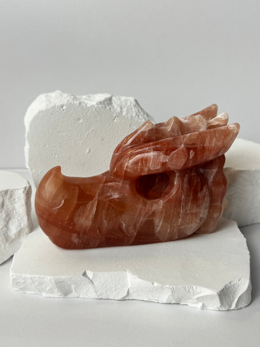 Pinker Karibischer Kalzit – Drachenkopf Carving