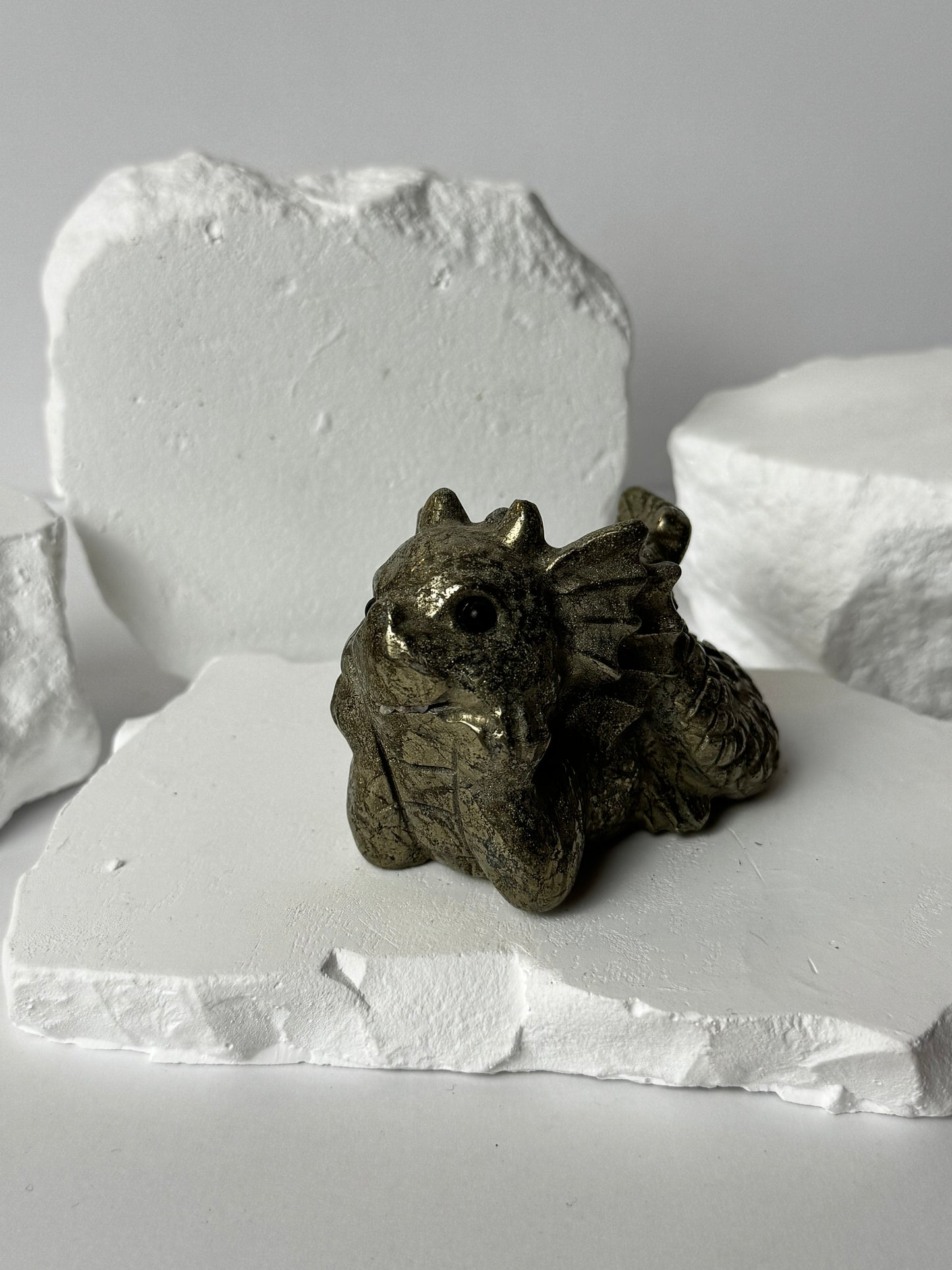 Liegender Pyrit – Drache