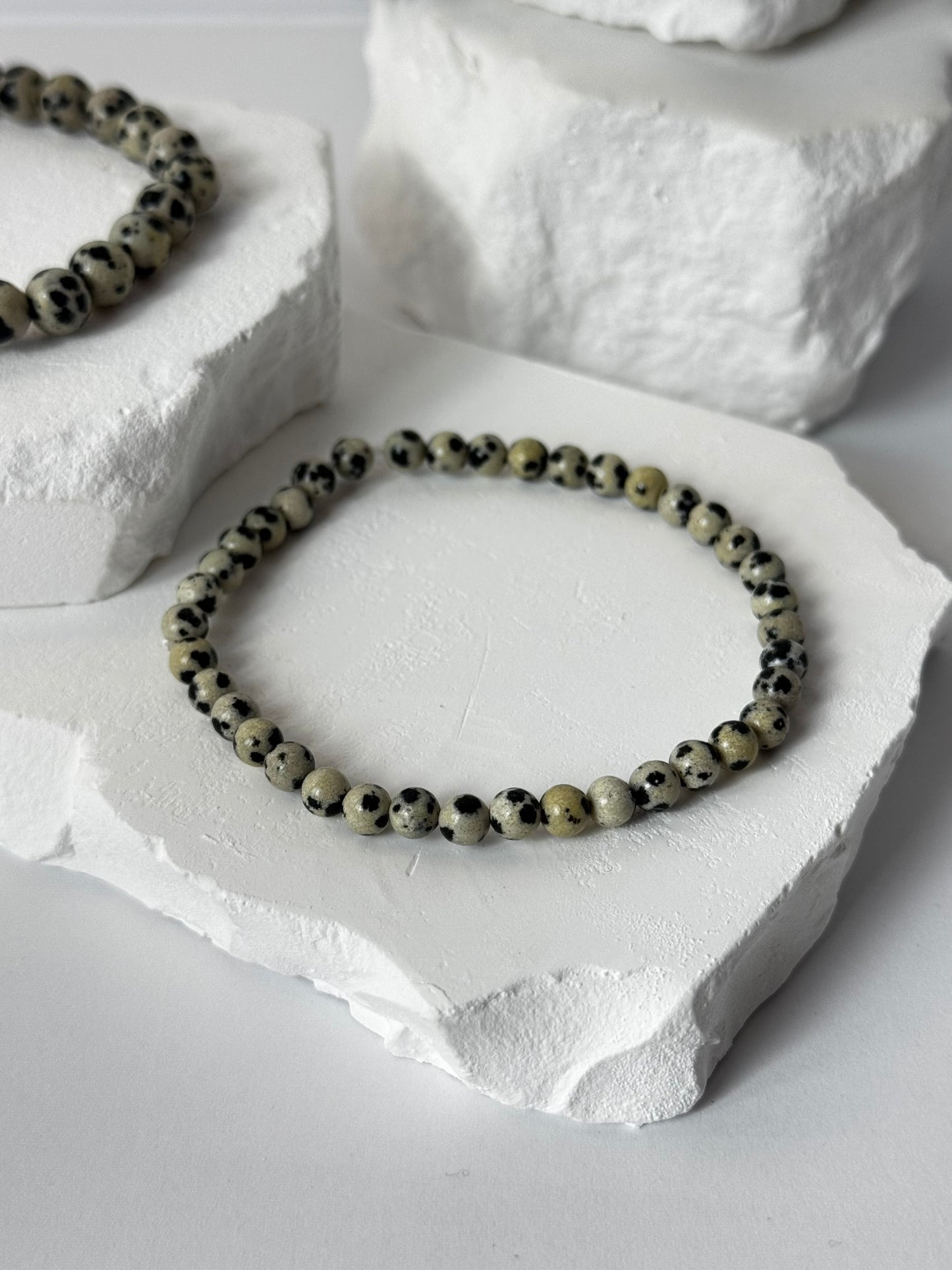 Dalmatiner Jaspis Armband – „Schutz mit einem Lächeln“