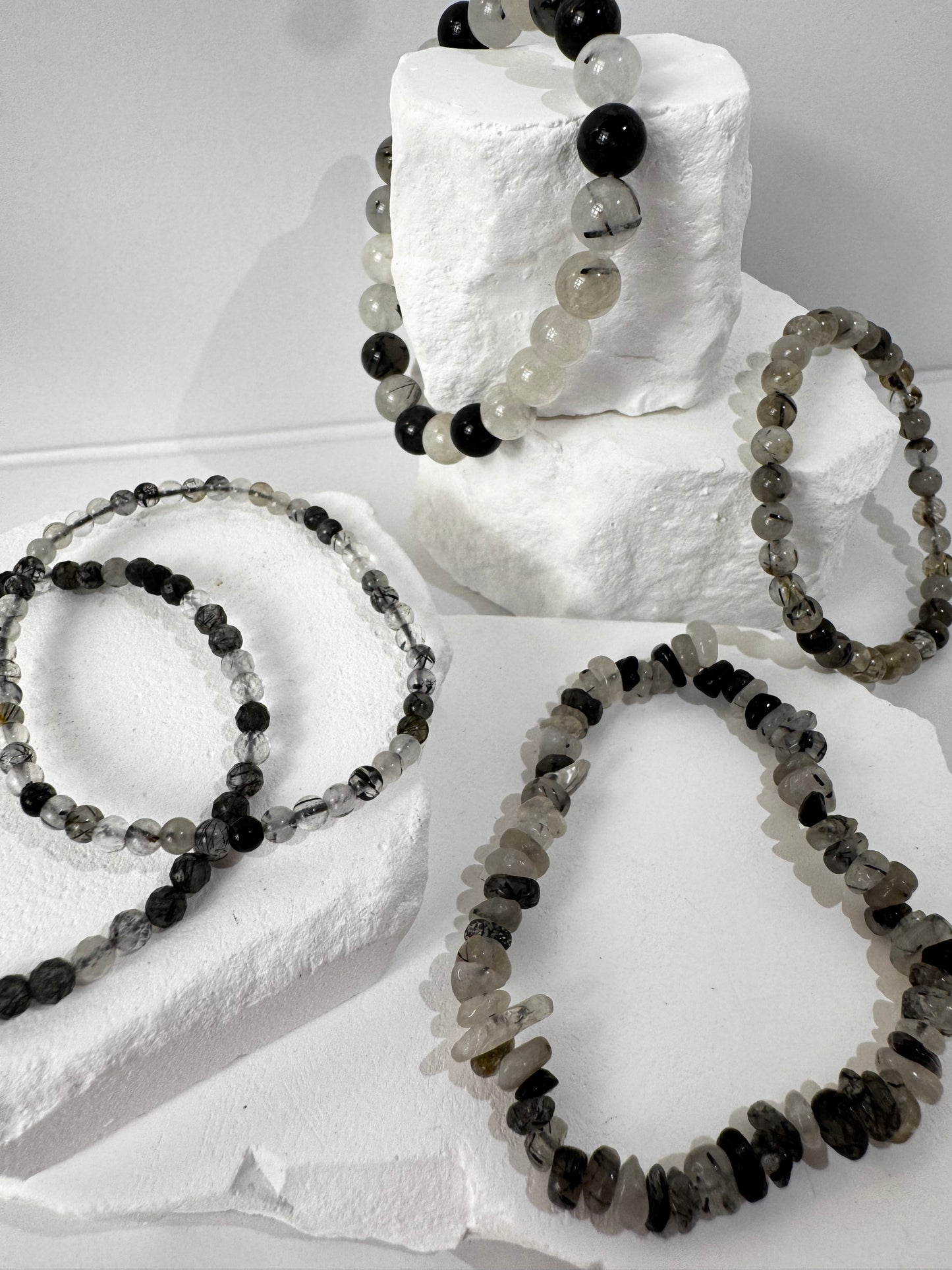 Turmalin in Quarz Armband – „Wenn du Klarheit und Schutz in einem einzigen Kristall suchst“