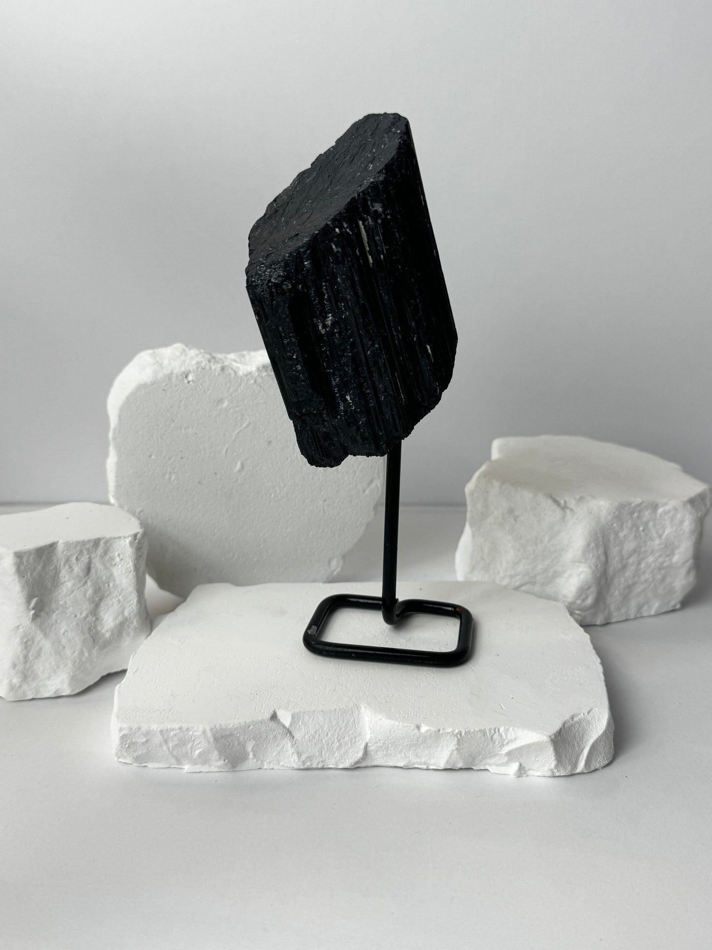 Schörl (Schwarzer Turmalin) – auf Sockel