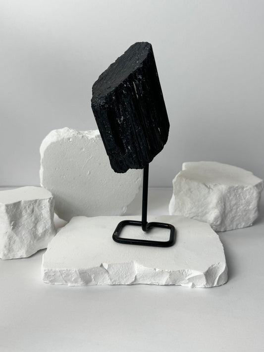 Schörl (Schwarzer Turmalin) – auf Sockel