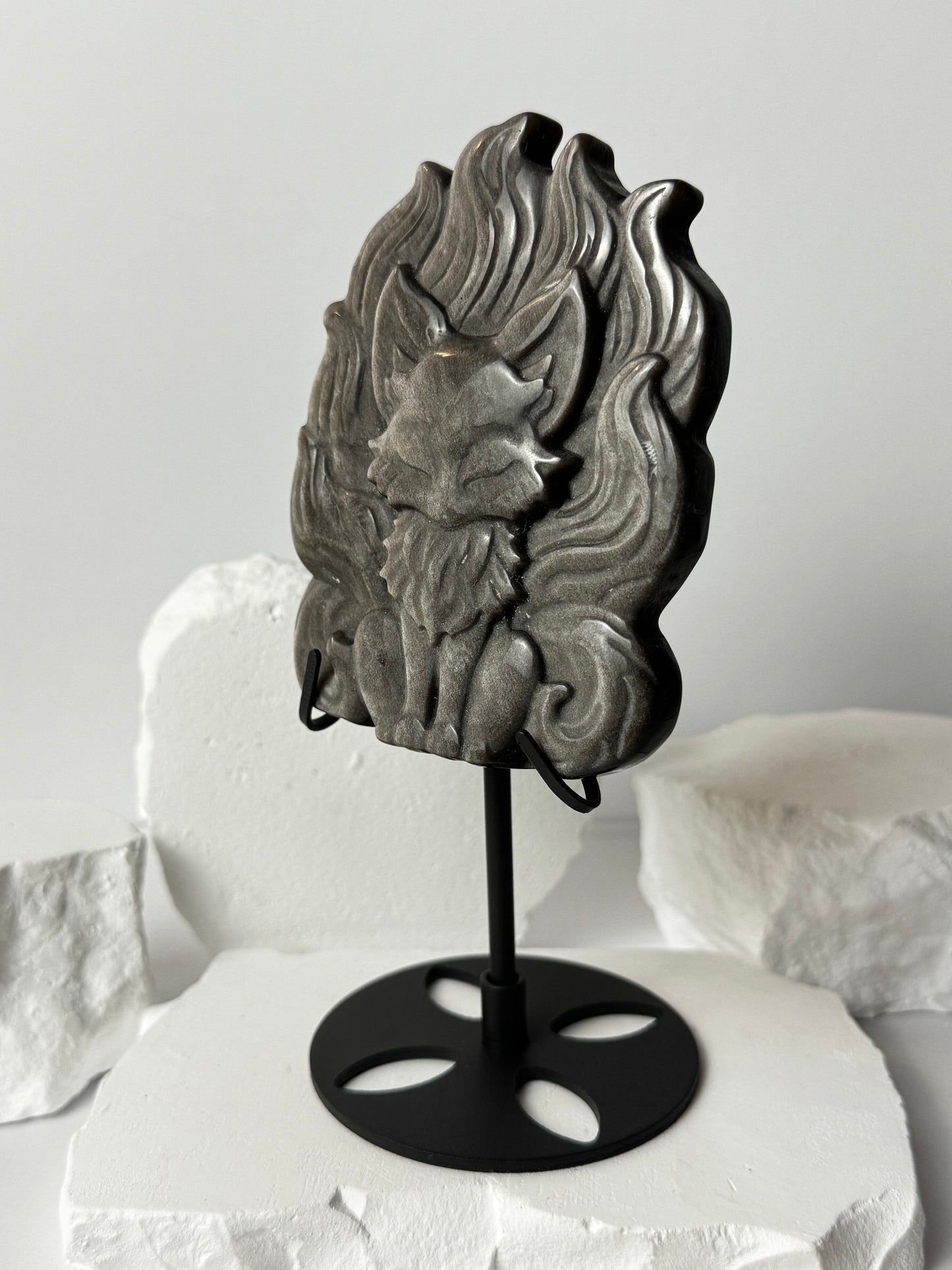 Silver Obsidian Ninetail Fuchs – auf Stand