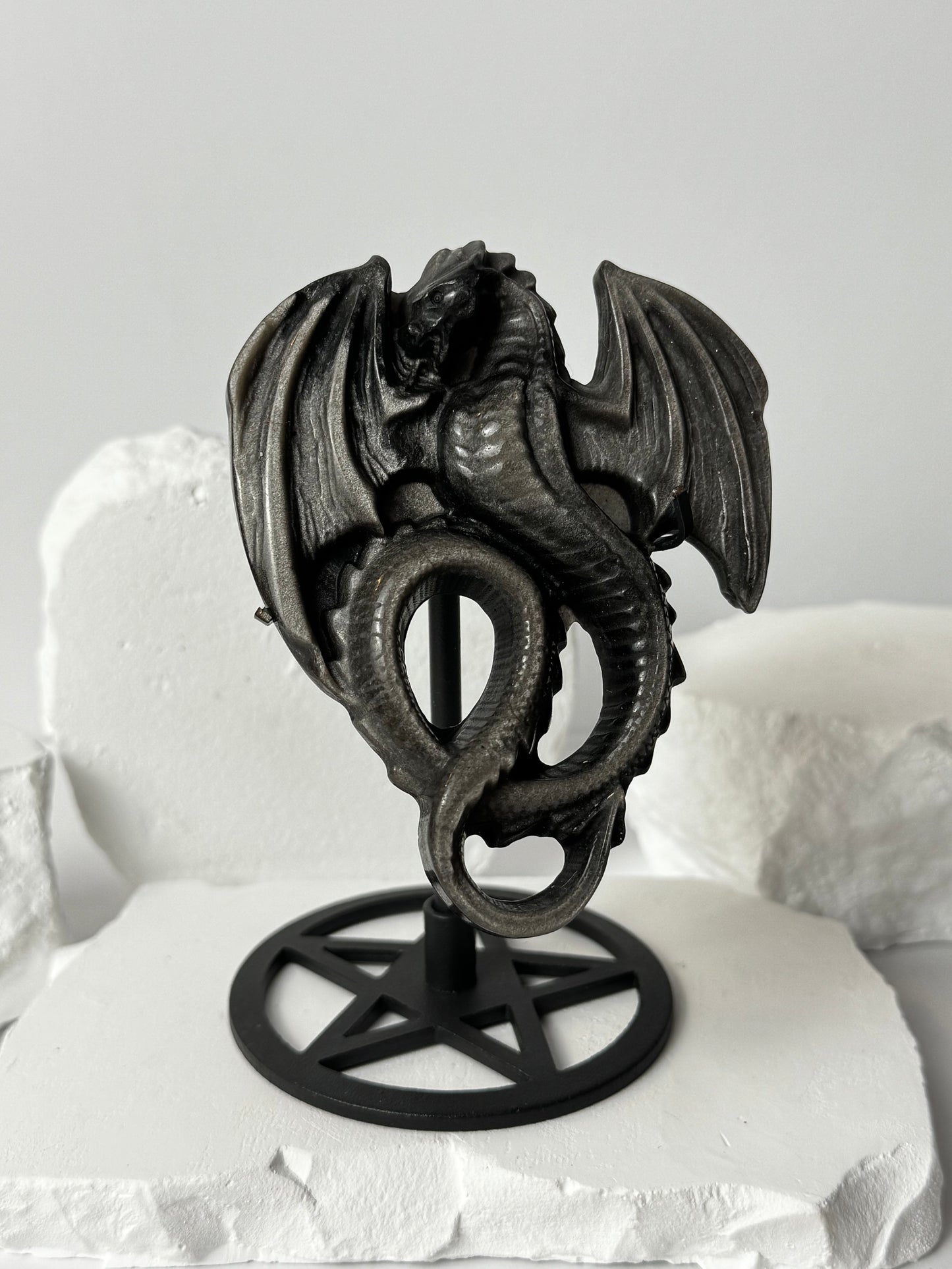 Silber Obsidian Drache – auf Stand