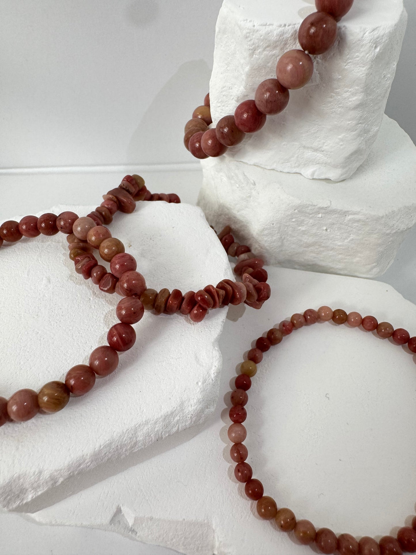 Pinker Rhodonite Armband – „Wenn Heilung sich wie Frühlingslicht anfühlt“