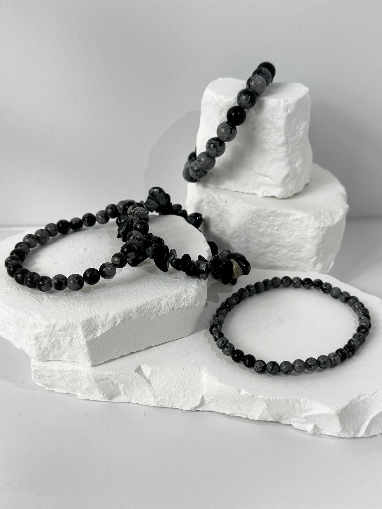 Schneeflocken Obsidian Armband – „Wenn Licht im Dunkeln wächst“