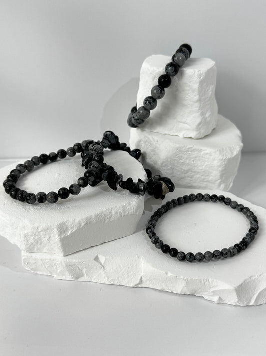 Schneeflocken Obsidian Armband – „Wenn Licht im Dunkeln wächst“