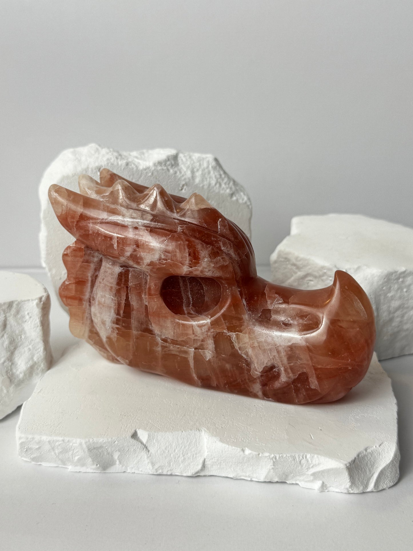 Pinker Karibischer Kalzit – Drachenkopf Carving