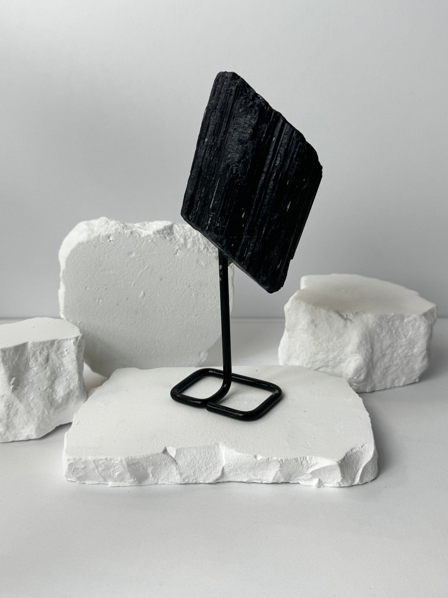 Schörl (Schwarzer Turmalin) – auf Sockel