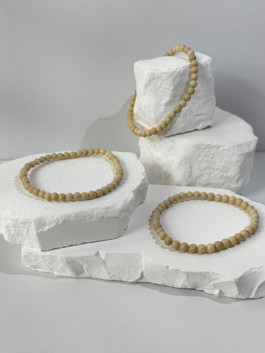 Weißes Versteinertes Holz Armband – „Wenn du in stürmischen Zeiten Ruhe und Erdung suchst“