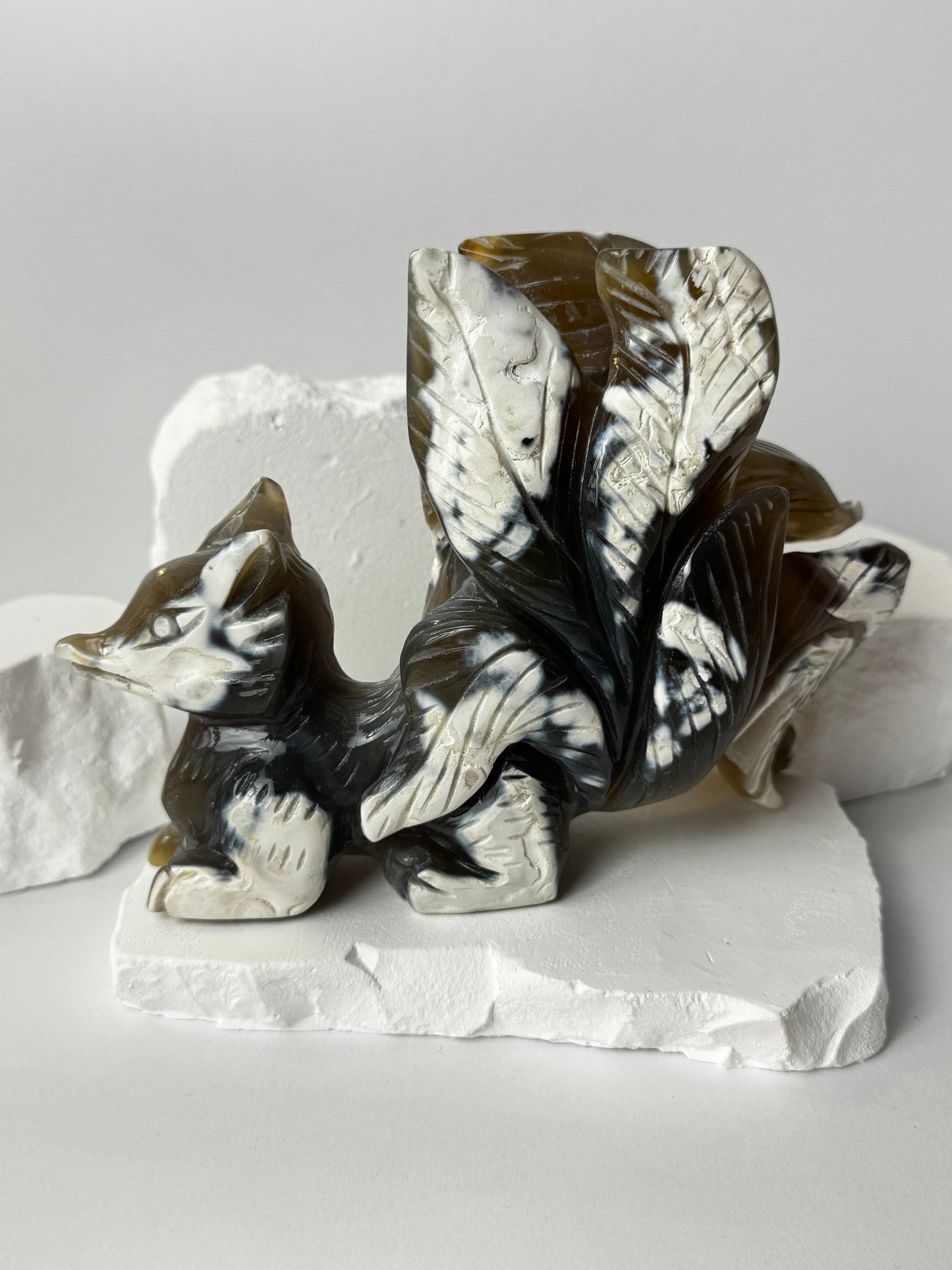 Orca Achat – Neunschwänziger Fuchs Carving