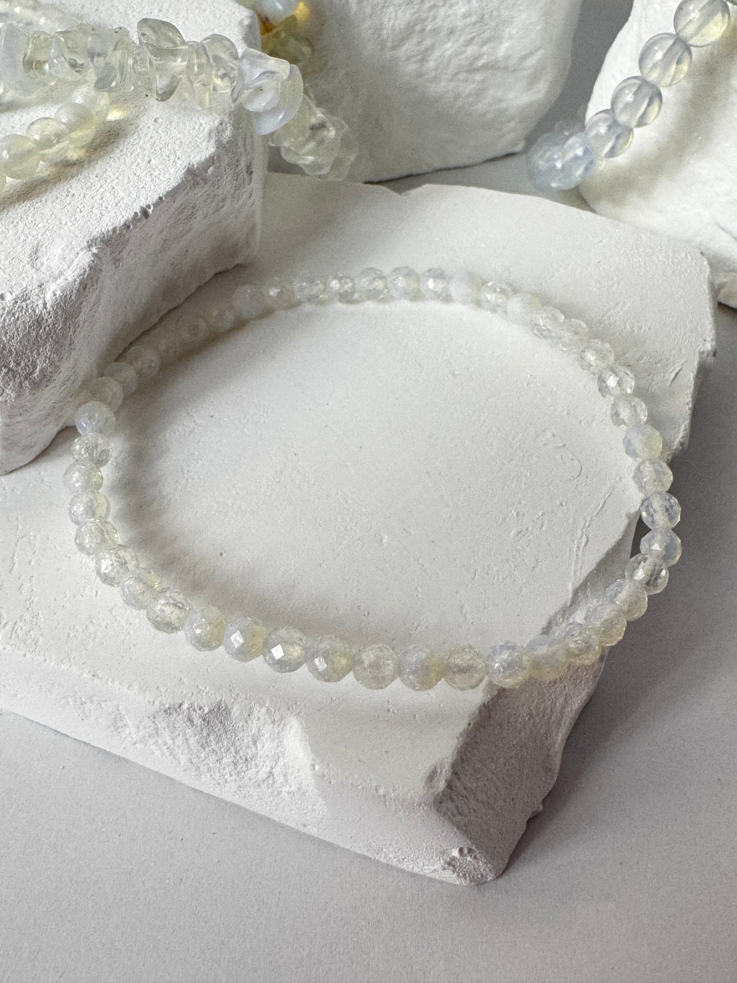 Opalite Armband – „Wenn Licht träumen lernt“