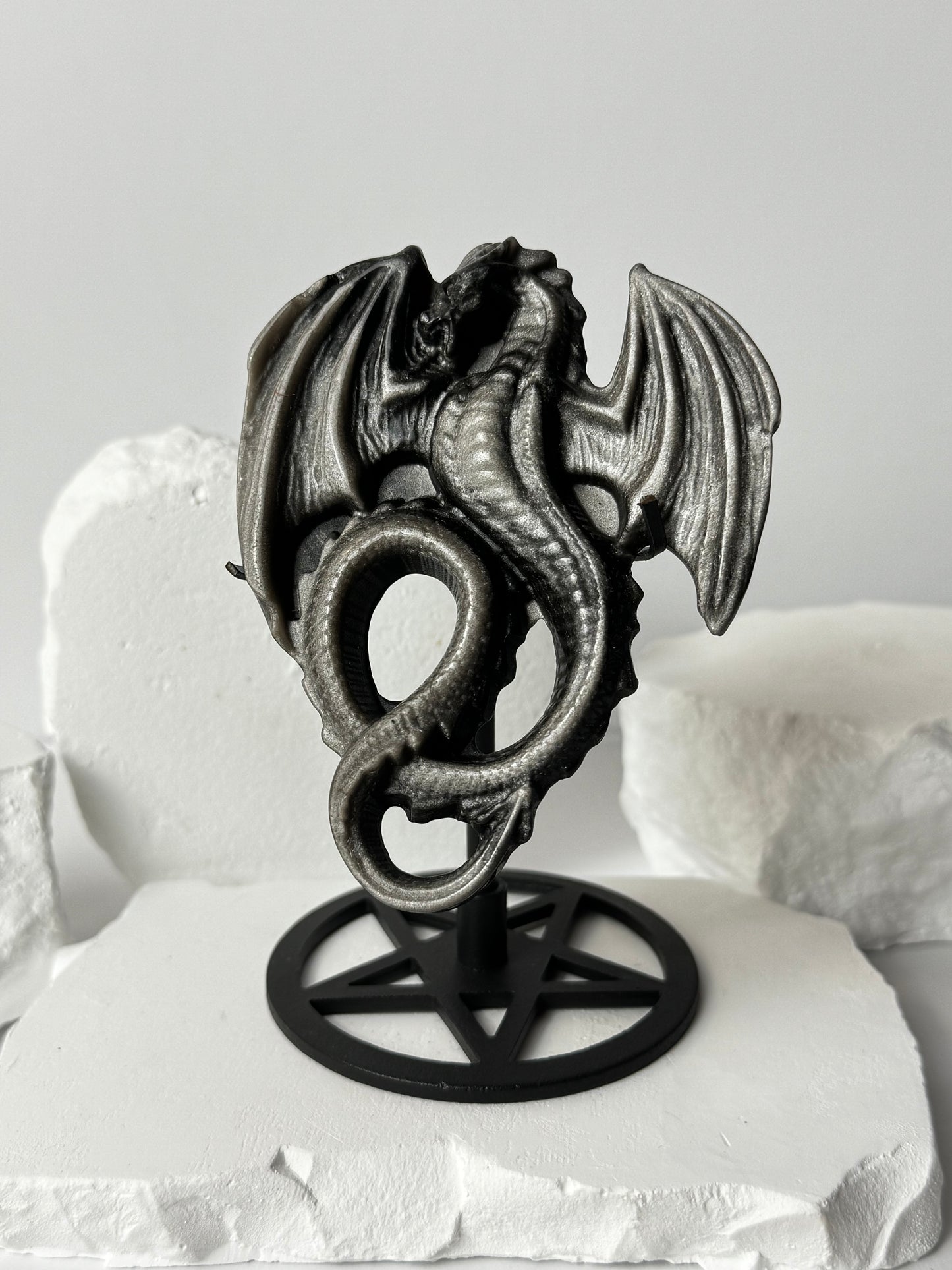 Silber Obsidian Drache – auf Stand