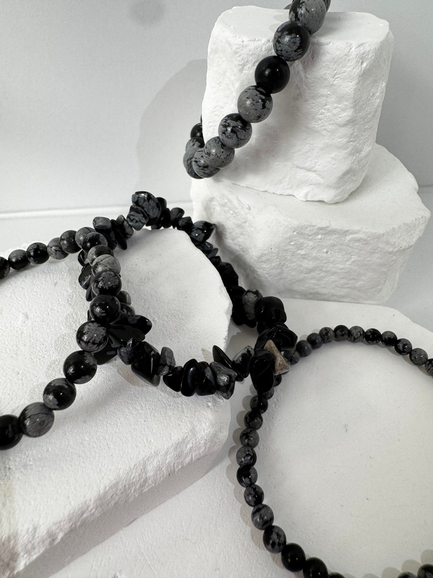 Schneeflocken Obsidian Armband – „Wenn Licht im Dunkeln wächst“