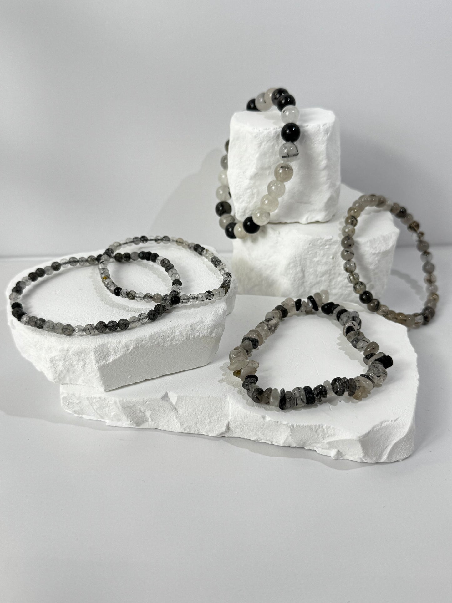 Turmalin in Quarz Armband – „Wenn du Klarheit und Schutz in einem einzigen Kristall suchst“