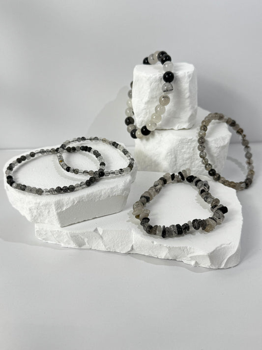 Turmalin in Quarz Armband – „Wenn du Klarheit und Schutz in einem einzigen Kristall suchst“