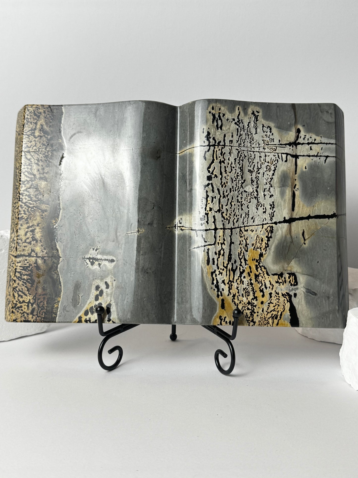 Picture Stone - Buch Carving