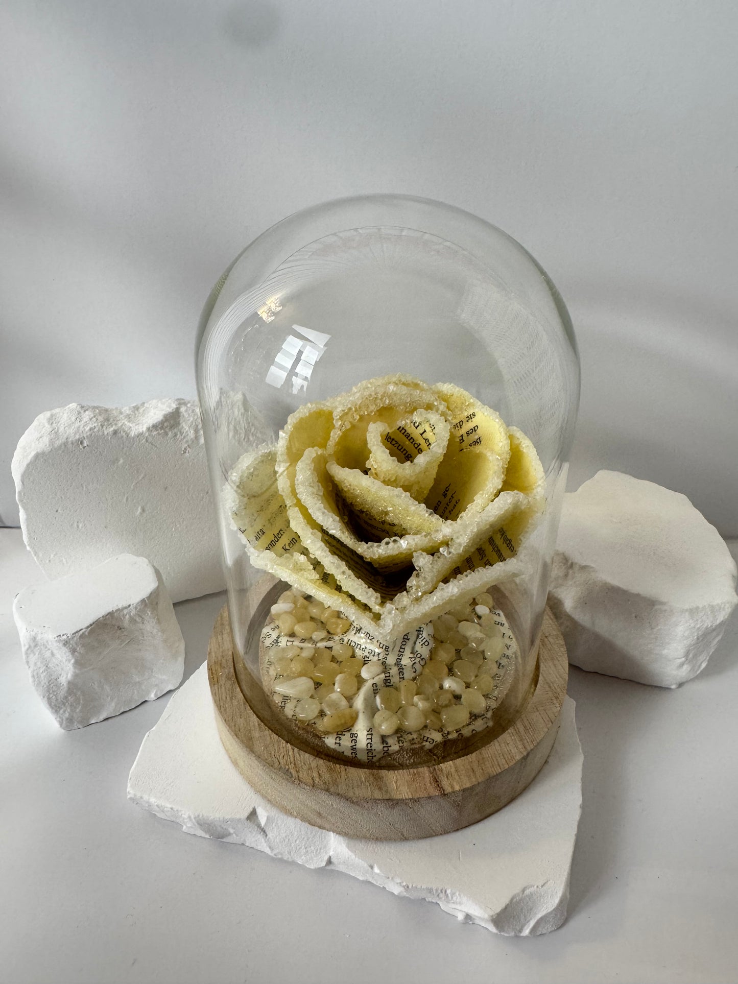 Kristallisierte Buchrose unter Glas – Orangen-Kalzit