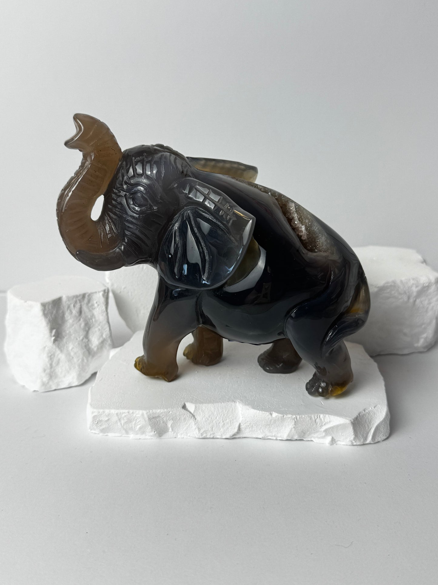 Druzy Achat – Elefant Carving